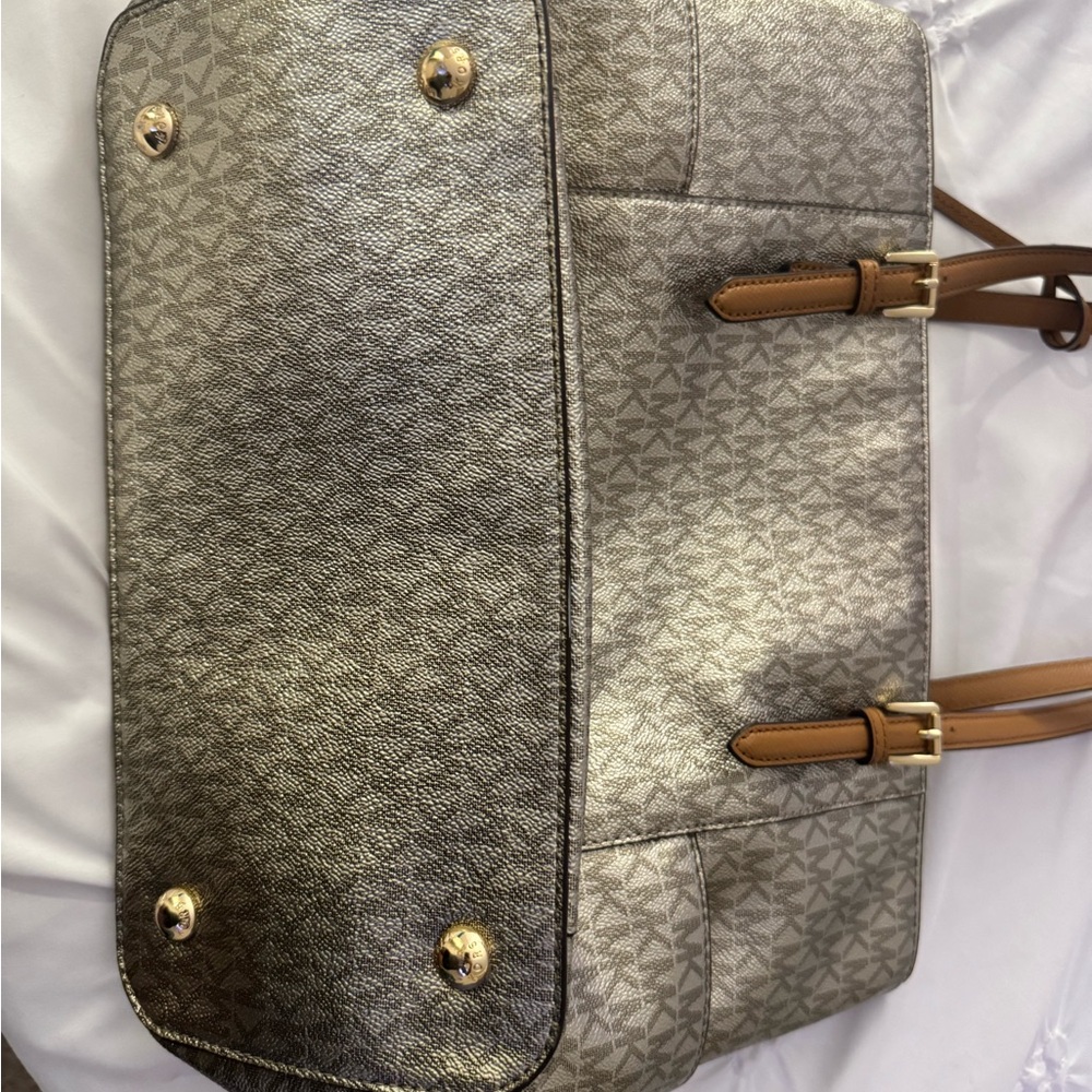 Michael Kors Sheila Large Signature Logo Tote Bag - Picture 5 of 5